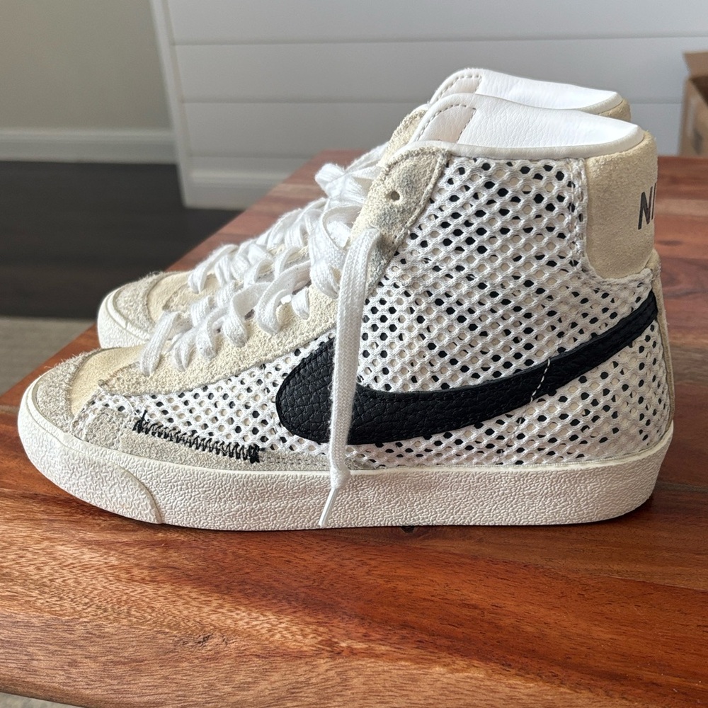 6Y Blazer Mid 77 Kids High-Top Sneakers with Black Swoosh